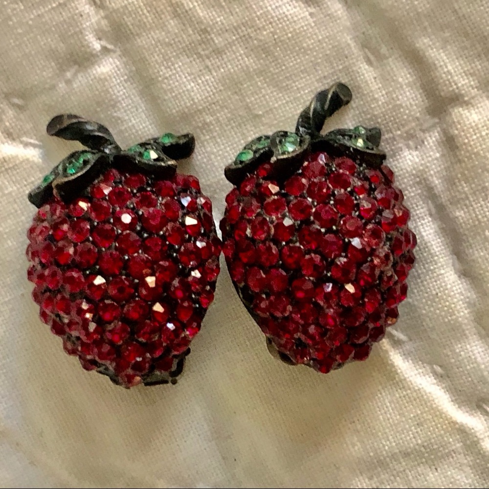 “Weiss” Rhinestone Strawberry Clip on earrings